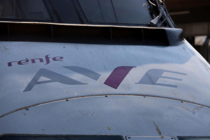 El logotip d'AVE de Renfe en un tren.