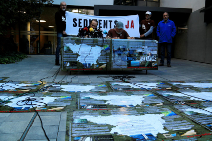 Carteles de la cuenca del Ebro frente a los representantes de las entidades ambientalistas que reclaman movilizar sedimentos.