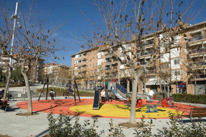 El parc de les Lletres Catalanes, paral·lel al carrer Salvador Espriu.
