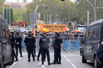 L'autobús de Hazte Oír als votants del Congrés blindat amb un ampli dispositiu policial per la investidura de Pedro Sánchez