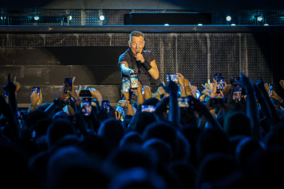 Desenes de telèfons mòbils enregistren Bruce Springsteen durant el concert a l'Estadi Olímpic de Barcelona.