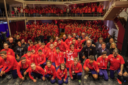 L'equip del Nàstic Genuine i el Voluntariat Grana BASF al Teatre Metropol.