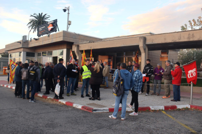 Treballadors de Repsol manifestant-se a les portes del complex industrial a Tarragona.