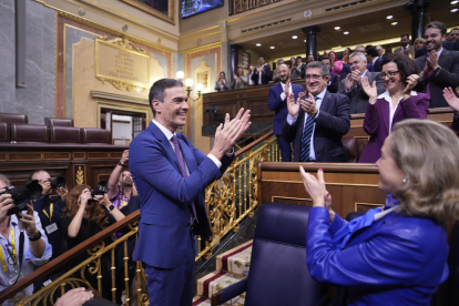 Pedro Sánchez aplaudiendo en el hemiciclo.