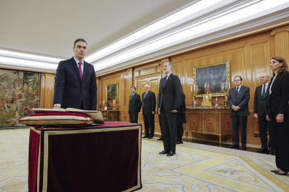 Pedro Sánchez promete su cargo de presidente del Gobierno ante el rey Felipe VI y un ejemplar de la Constitución.