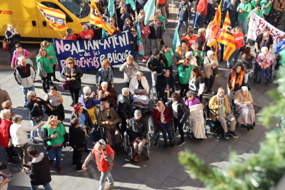 Treballadors, usuaris i familiars de la Residència de Gent Gran de Reus concentrats davant de l'Ajuntament.