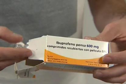 La dosi diaria de ibuprofeno no debe exceder 2.400 mg en adultos y 1.600 mg en adolescentes (12-18 años).