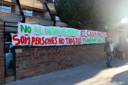 Una de las pancartas colgadas en la fachada de la Residencia de Personas Mayores de Reus.