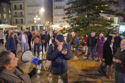 Els manifestants es van congregar al voltant de l'arbre.