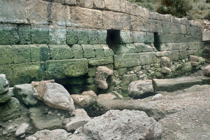 Imatge d'arxiu de les restes de la Font dels Lleons, la qual s'ha intentat recuperar en els darrers anys sense èxit.