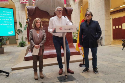 Elvira Vidal, Jordi Sendra i Pep Manresa en roda de premsa.