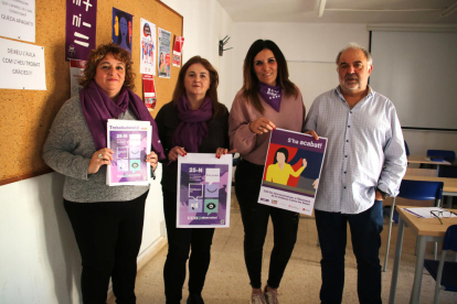 Mercè Puig, secretaria general de CCOO a Tarragona; Tomasa Guerreros, secretaria de la Dona i polítiques LGTBI de CCOO; Mar Vázquez, secretaria de polítiques d'Igualtat de la UGT i Joan Llort, secretari general de la UGT, subjectant cartells d'aquest 25N.