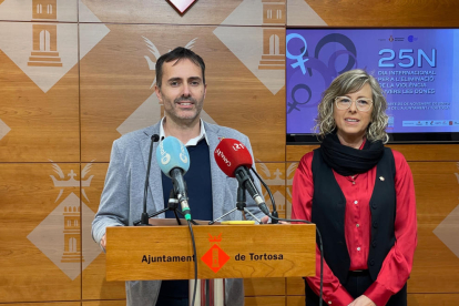 L'alcalde de Tortosa, Jordi Jordan, i la regidora d'Igualtat i Feminismes, Mar Lleixà, durant la presentació dels actes de commemoració del 25N.