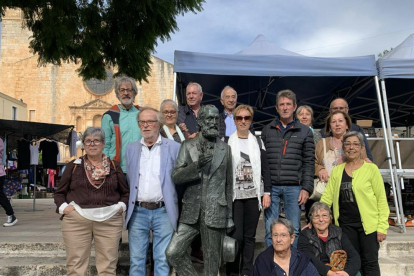 El grup davant l'estàtua d'Antoni Gaudí a Riudoms, on va ser rebut per l'alcalde Ricard Gili.