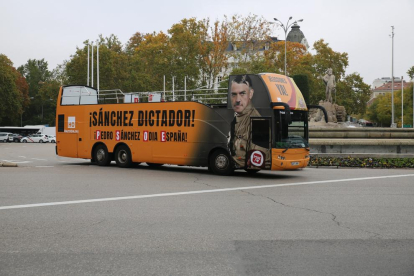 Imatge de l'autobús que retrata Sánchez com si fos Hitler.