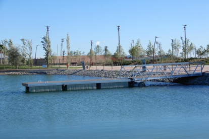 El futuro chiringuito se colocará en la parte izquierda del lago, donde se encuentra uno de los embarcaderos, junto al nuevo campo de rugby que se está construyendo en el Anillo Mediterráneo.