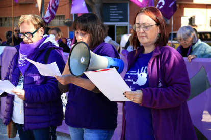 Cinta Baranda d'UGT, Maribel Pinyol d'USOC i Tere Guimerà de CCOO llegint el manifest dels sindicats del 25N.