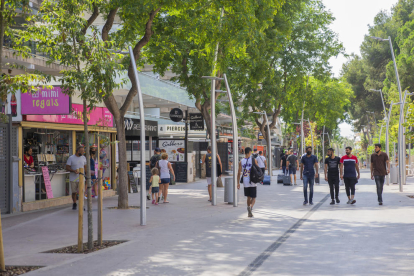 Varios locales comerciales en el paseo Carles Buïgas de Salou.