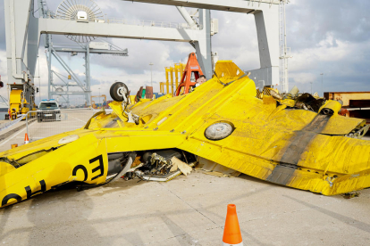 Los restos de la avioneta siniestrada, ya en el puerto de Tarragona, descargados por Salvamento Marítimo.