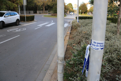 Una cinta policial a la plaça de la Llibertat de Reus, punt on aquest divendres al migdia va morir una dona de 89 anys atropellada.