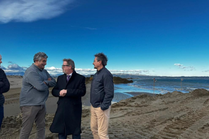 Santiago Castellà y Antoni Espanya, jefe de Costas han realizado una visita de final de obra a la Playa de la Marquesa.