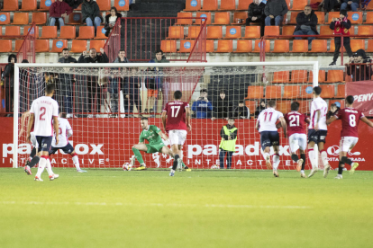 Alberto Varo deteniendo el penalti que ejecutó Berto, jugador de la Cultural Leonesa.