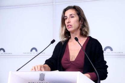 La diputada de la CUP Laia Estrada en roda de premsa des del Parlament.