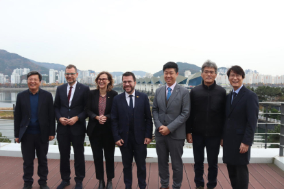 El president de la Generalitat, Pere Aragonès; i la consellera d'Acció Exterior i UE, Meritxell Serret, a Kwater, l'agència de Corea del Sud que s'encarrega de gestionar l'aigua.