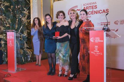 Sandra Guaita i i Cristina Cazorla recollint la Medalla d'Or al Trapezi Gala a Madrid.