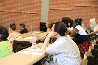 Diversos interins esperen per poder fer les oposicions per segona vegada a la Facultat d'Economia de la UB, el passat juliol.