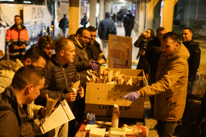 Repartiment de xurros reivindicatiu als treballadors de Repsol Tarragona.