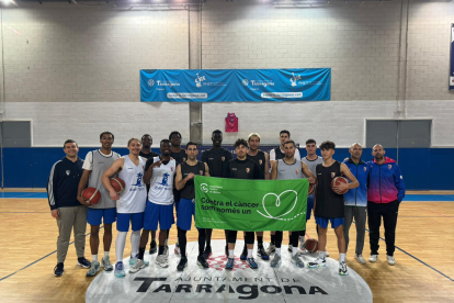 Els jugadors del CBT amb l’Associació contra el Càncer.