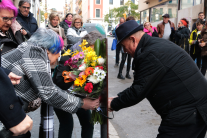 La família de Knafo ha col·locat un ram de flors al punt on va morir durant les protestes del març de 1978 a Tarragona.