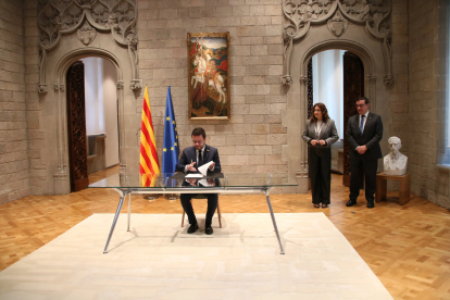 El president del Govern, Pere Aragonès, signant el decret de convocatòria de les eleccions del 12-M al Palau de la Generalitat.