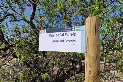 Imatge d'un dels cartell que s'ha instal·lat per senyalitzar els camins a Llorenç.