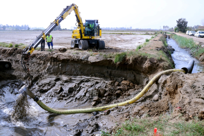 Extracció d'aigua salada del forat del pou que recollirà el drenatge de 60 hectàrees d'arrossars de Deltebre.