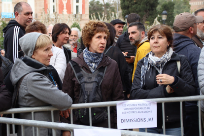 Tres treballadores de presons, a la concentració a les portes del Parlament.