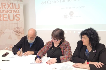 Signatura del conctracte de donació de fons del Centre Latinamericano a l'Arxiu de Reus.