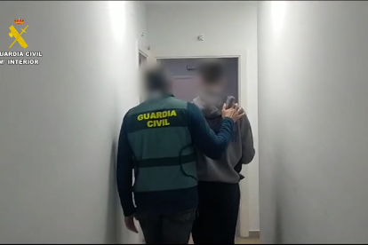 La Guardia Civil desarticula una organización criminal dedicada a cometer estafas con criptomonedas.