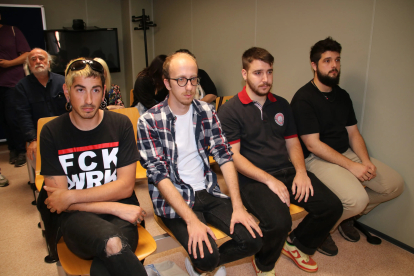 Els quatre joves del Camp de Tarragona a l'inici del judici per la seva participació a les protestes postsentència.