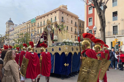 Un moment de la recollida dels Misteris de Setmana Santa de Tarragona.