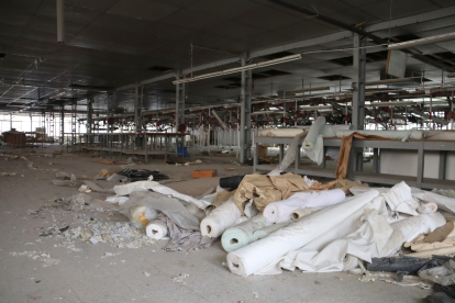Imatge de l'interior de la fàbrica tèxtil Falbar, a Falset, encara amb restes de l'activitat industrial.