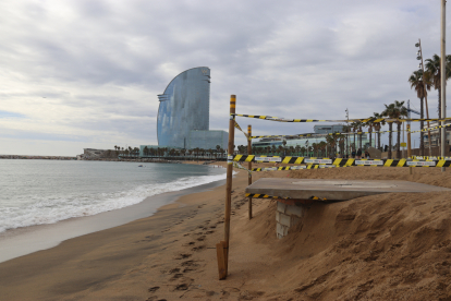 Efectes del temporal marítim a la platja de Sant Sebastià de Barcelona.