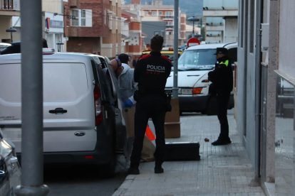 Imatge de l'exterior de l'edifici del carrer Xile d'Amposta on s'ha trobat el cos, amb agents a la porta.