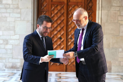 El director de l'Institut d'Estudis d'Autogovern, Joan Ridao, amb el president de la Generalitat, Pere Aragonès.