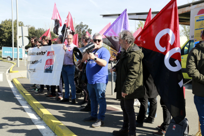 Protesta del sindicat CGT davant l'empresa Egara de Lleida.