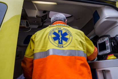Imatge d'arciu d'un treballador del SEM en una ambulància.