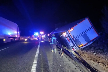 Imatge del camió bolcat a l'AP-7 a l'Ametlla de Mar.