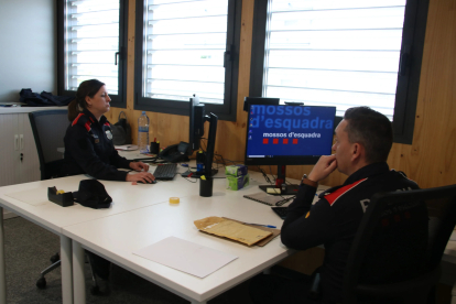 Dos agents treballant en la nova comissaria de Mossos d'Esquadra de Torredembarra.