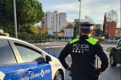 Un agent de la Guàrdia Urbana de Reus durant un control.